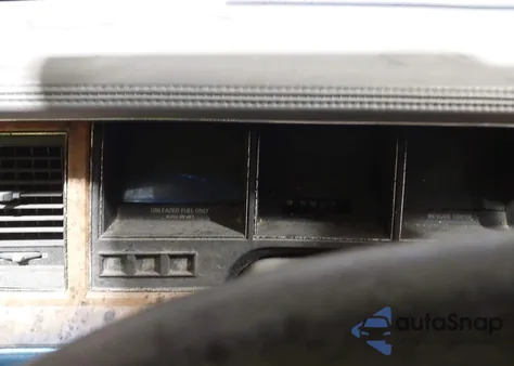 1993 Lincoln Town Car Executive z USA, uszkodzony, nr VIN 1LNLM81W8PY626163